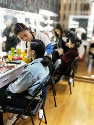 重庆专业美甲培训学校,重庆化妆学校哪家靠谱,重庆美容美发学校地址在哪。