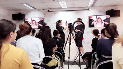 厦门沐上化妆美甲学校携手颜值彩盒公益彩妆课堂全国巡演 厦门站圆满落幕